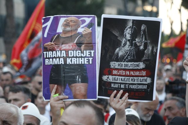 FOTOGALERIA/&nbsp;Pankartat &lsquo;pikante&rsquo; dominojn&euml; protest&euml;n