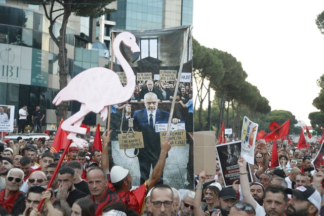 FOTOGALERIA/&nbsp;Pankartat &lsquo;pikante&rsquo; dominojn&euml; protest&euml;n