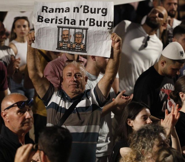 FOTOGALERIA/&nbsp;Pankartat &lsquo;pikante&rsquo; dominojn&euml; protest&euml;n