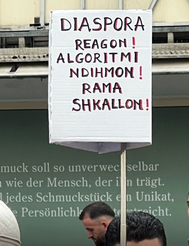 FOTOGALERIA/&nbsp;Pankartat &lsquo;pikante&rsquo; dominojn&euml; protest&euml;n