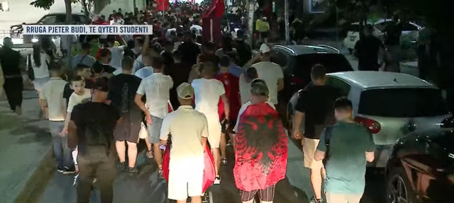 &ldquo;Posht&euml; komunizmi&rdquo;/  Protestuesit mb&euml;rrijn&euml; te