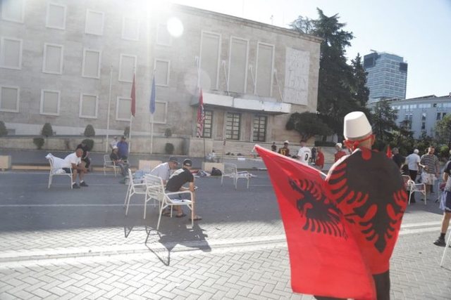 "Boll m&euml;"/ Protestuesit kalojn&euml; nat&euml;n para