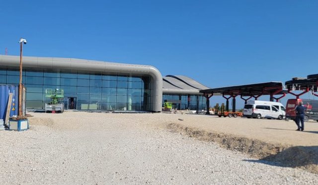 Tensione n&euml; aeroportin e Vlor&euml;s/ P&euml;rfaq&euml;suesit e