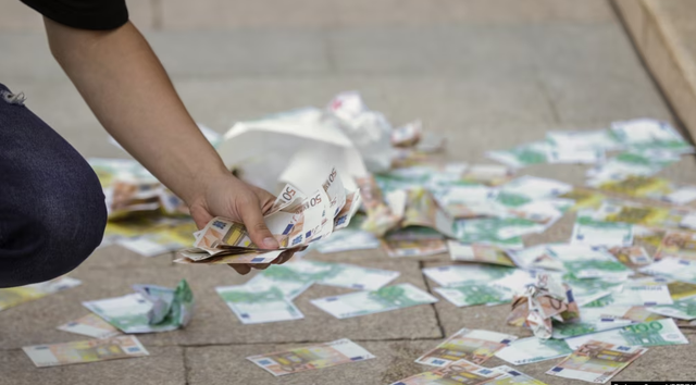 "Paga kalimtare"/ Mbi 150 mij&euml; euro n&euml; muaj  dalin nga