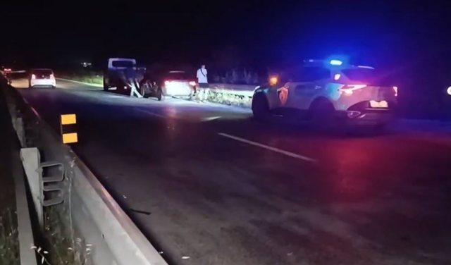 Makina p&euml;rplaset me minibusin n&euml; aksin Elbasan-Mjek&euml;s, nj&euml; i