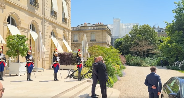 Rama mb&euml;rrin n&euml; Pallatin Elysee, i ftuar nga Presidenti Macron,