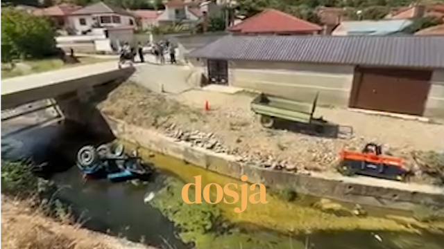 VIDEOLAJM/ Mjeti bujqësor rrëzohet në përroin e fshatit,