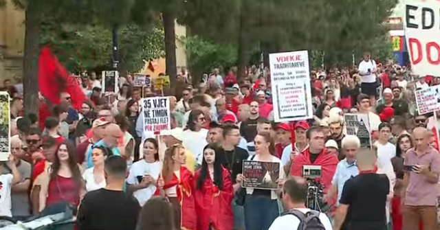 Dita e 23-t&euml; e protest&euml;s/ Shqiptar&euml;t e vendosur, vijon revolta