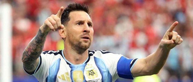 Leo Messi shënon një dopiedë për Argjentinën dhe