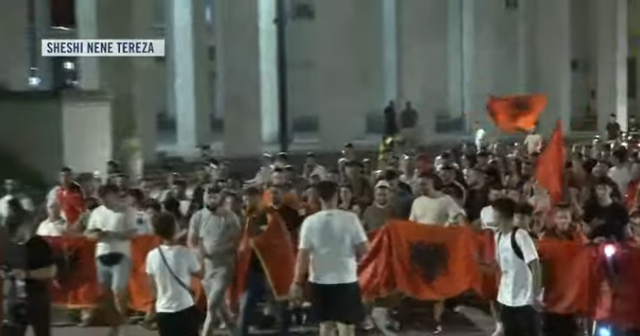 &ldquo;Bashkohuni me ne&rdquo;/ Protestuesit marshojn&euml; drejt sheshit