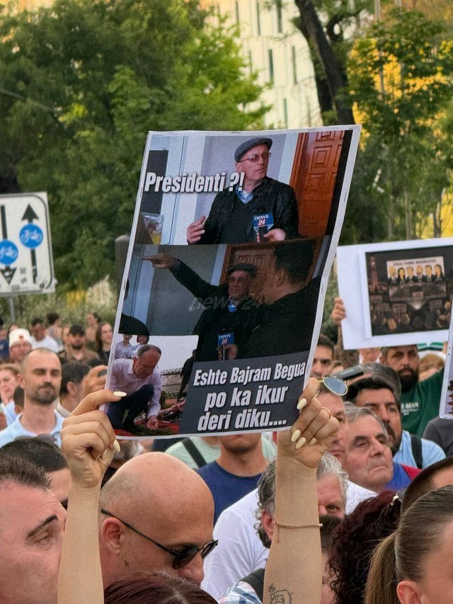 FOTOLAJM/ Pankartat pikante nga protesta: Populli ndan kafshat&euml;n p&euml;r