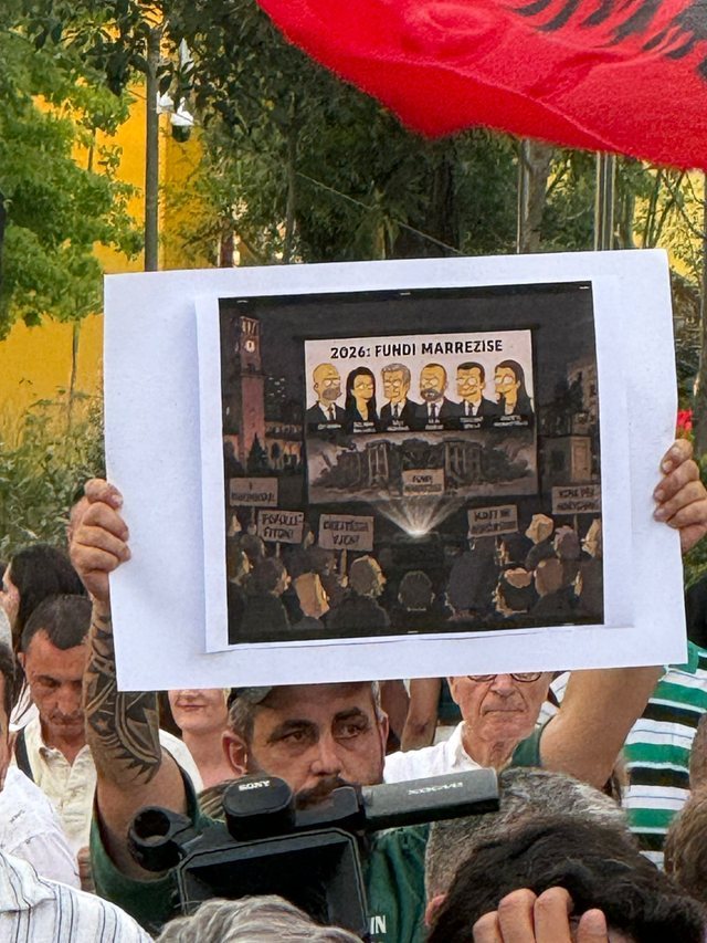 FOTOLAJM/ Pankartat pikante nga protesta: Populli ndan kafshat&euml;n p&euml;r