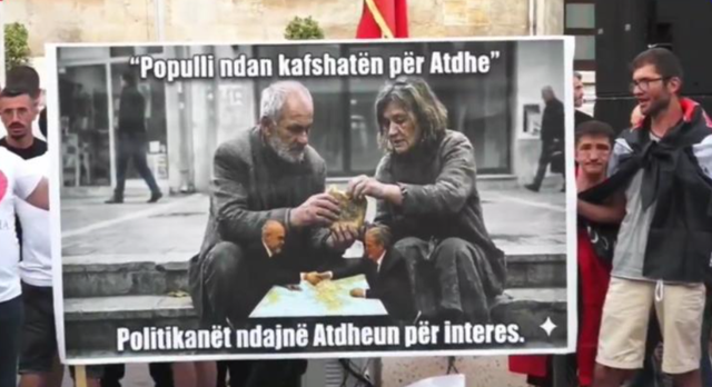FOTOLAJM/ Pankartat pikante nga protesta: Populli ndan kafshat&euml;n p&euml;r