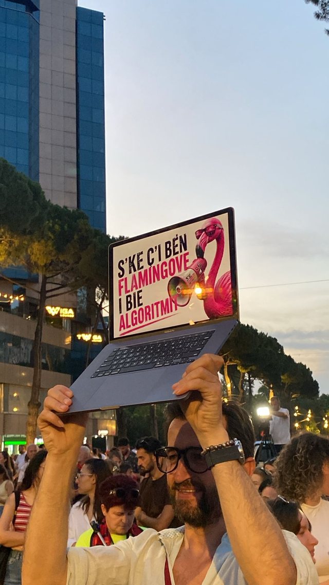 FOTOLAJM/ Pankartat pikante nga protesta: Populli ndan kafshat&euml;n p&euml;r