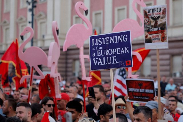 “Duam një Shqipëri të re”/ Media belge: Protesta