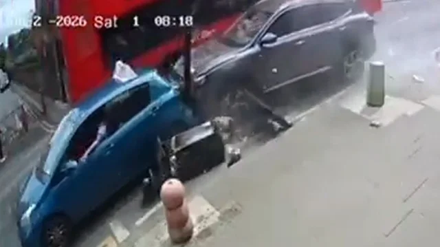 Makina p&euml;rplaset me turm&euml;n n&euml; Londr&euml;n lindore, gjasht&euml;