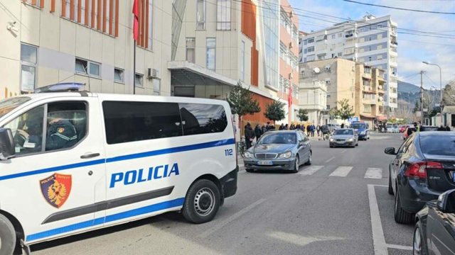 Tentoi t&euml; vras&euml; gruan duke i v&euml;n&euml; flak&euml;n, arrestohet
