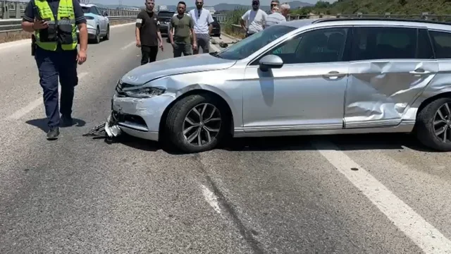 Makinat p&euml;rplasen me nj&euml;ra-tjetr&euml;n n&euml; autostrad&euml;n