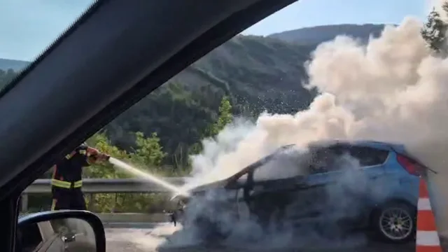 VIDEO/P&euml;rfshihet nga flak&euml;t nj&euml; makin&euml; n&euml; aksin