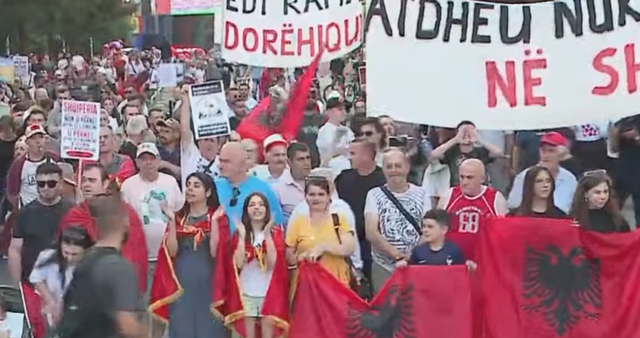 Dita e 24-t&euml; e protest&euml;s/ Qytetar&euml;t vijojn&euml; rezistenc&euml;n