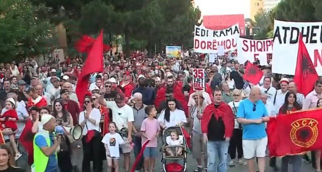 Dita e 24-t&euml; e protest&euml;s/ Qytetar&euml;t vijojn&euml; rezistenc&euml;n
