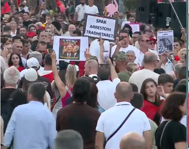 Dita e 24-t&euml; e protest&euml;s/ Qytetar&euml;t vijojn&euml; rezistenc&euml;n