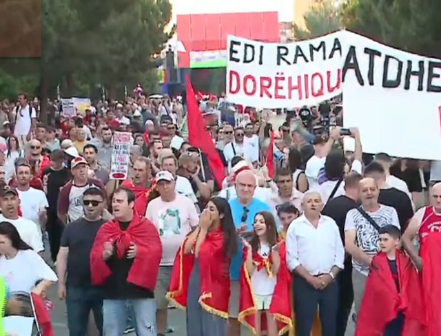 &ldquo;Rama n&euml; burg , Berisha n&euml; burg&rdquo;, protestuesja:&nbsp;Ka