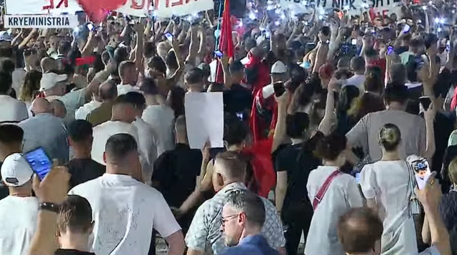 Mbyllen fjalimet para Kryeministris&euml;, qytetar&euml;t nisin marshimin: