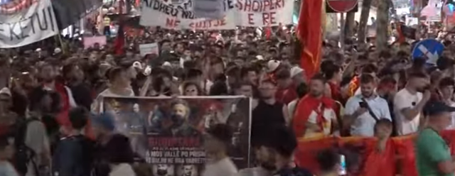 Protesta e 24-t&euml;/ Protestuesit i p&euml;rgjigjen kryeministrit: Rama, Rama,