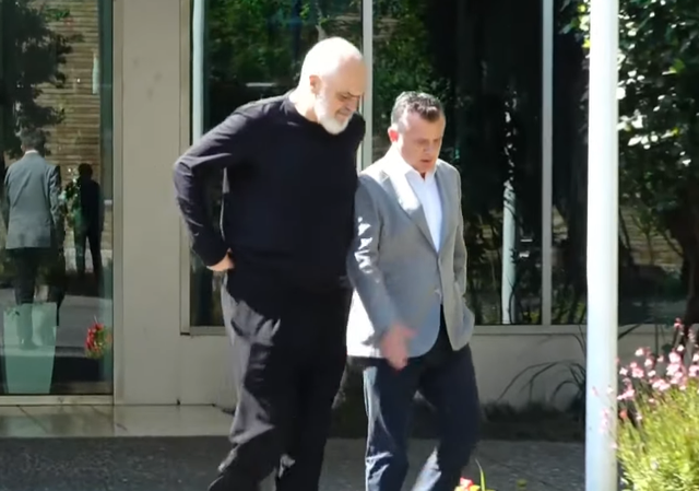 P&euml;rfundon mbledhja me drejtuesit politik&euml; t&euml; qarqeve! Rama del