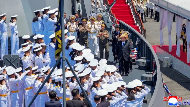 Koreja e Veriut pajis&euml; Marin&euml;n me arm&euml; b&euml;rthamore, Kim Jong