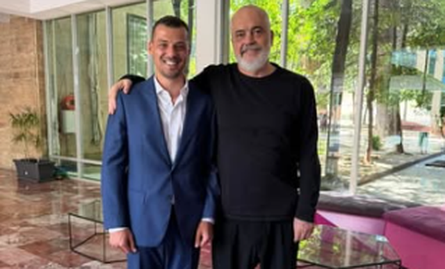 FOTOLAJM/ Djali i Hashim Tha&ccedil;it, Endrit Tha&ccedil;i takon Ram&euml;n: