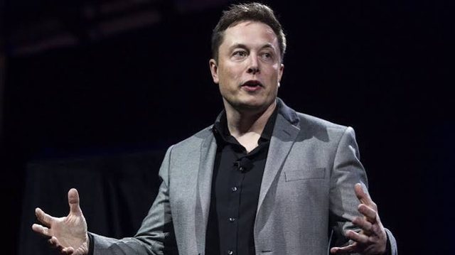 Elon Musk humb statusin e &lsquo;trilionerit&rsquo;, bien aksionet e kompanive