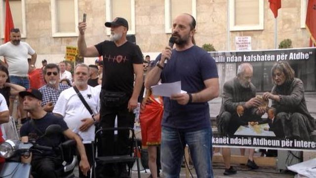 "Kur t&euml; kafshon nj&euml; qen, a kthehesh ta kafshosh?"/ Goxhaj i