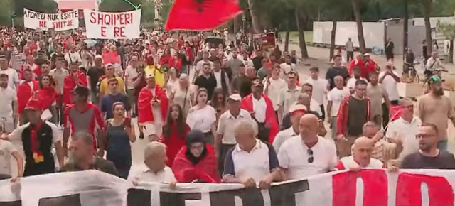 Dita e 25-t&euml; e protest&euml;s/ Mij&euml;ra qytetar&euml; k&euml;rkojn&euml;