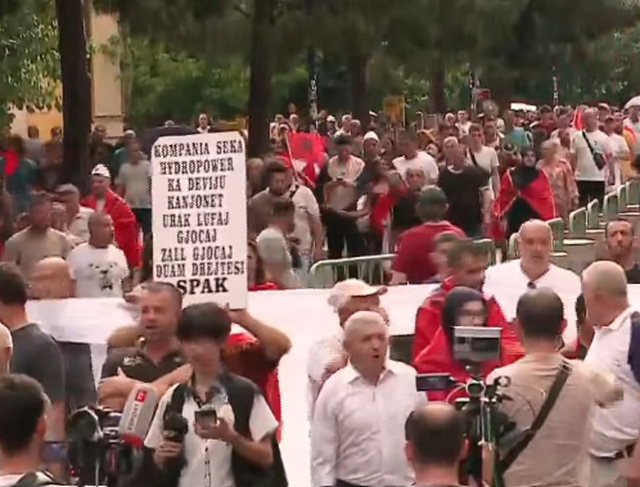 Dita e 25-t&euml; e protest&euml;s/ Mij&euml;ra qytetar&euml; k&euml;rkojn&euml;