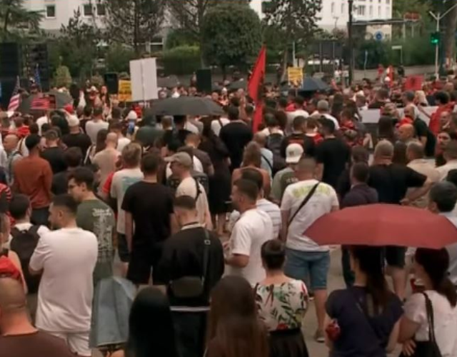 Dita e 25-t&euml; e protest&euml;s/ Mij&euml;ra qytetar&euml; k&euml;rkojn&euml;