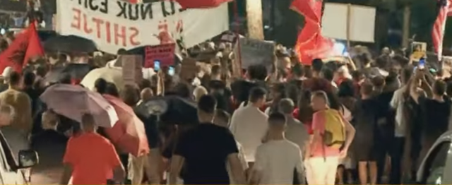Dita e 25-t&euml; e protest&euml;s/ Mij&euml;ra qytetar&euml; k&euml;rkojn&euml;