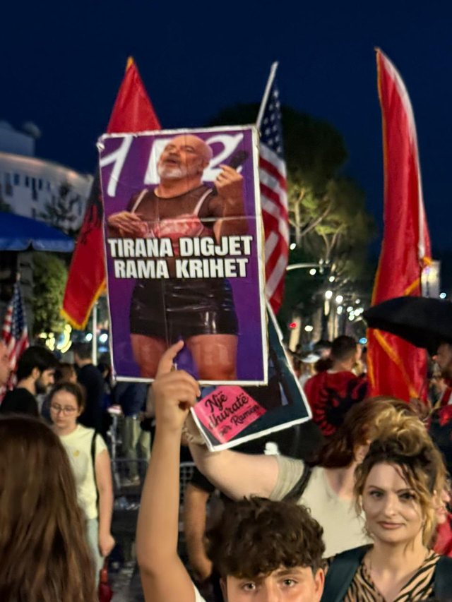 FOTOGALERIA/ Pankartat epike në protestë: Mjaft votuat të
