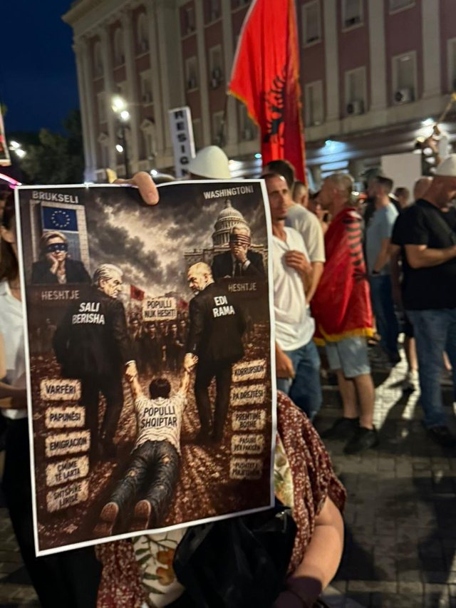 FOTOGALERIA/ Pankartat epike në protestë: Mjaft votuat të