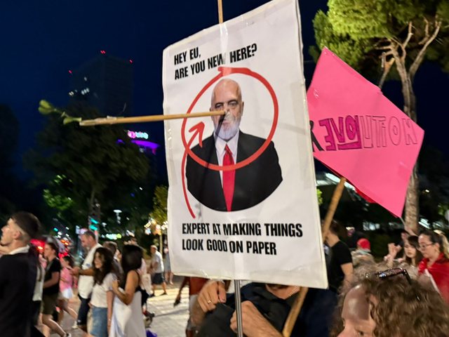 FOTOGALERIA/ Pankartat epike në protestë: Mjaft votuat të