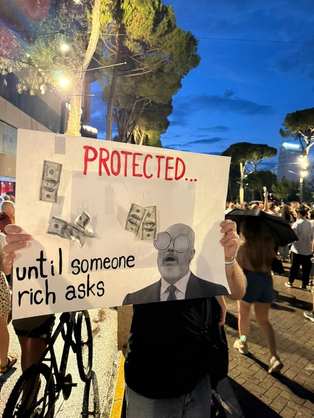 FOTOGALERIA/ Pankartat epike në protestë: Mjaft votuat të