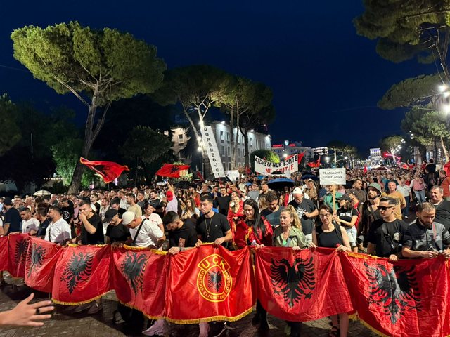 FOTOGALERIA/ Pankartat epike në protestë: Mjaft votuat të