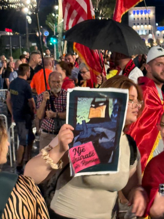 FOTOGALERIA/ Pankartat epike në protestë: Mjaft votuat të