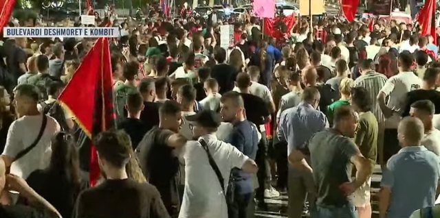 Dita e 25-t&euml; e protest&euml;s/ Mij&euml;ra qytetar&euml; k&euml;rkojn&euml;