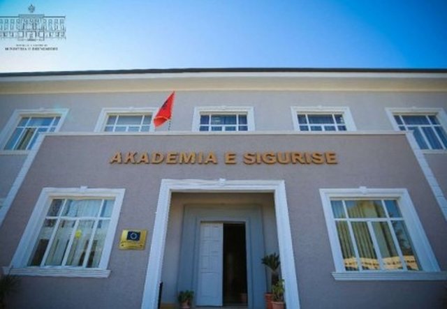 P&euml;rs&euml;ritet SKANDALI/&nbsp;Helmohen 60 kursant&euml; t&euml;