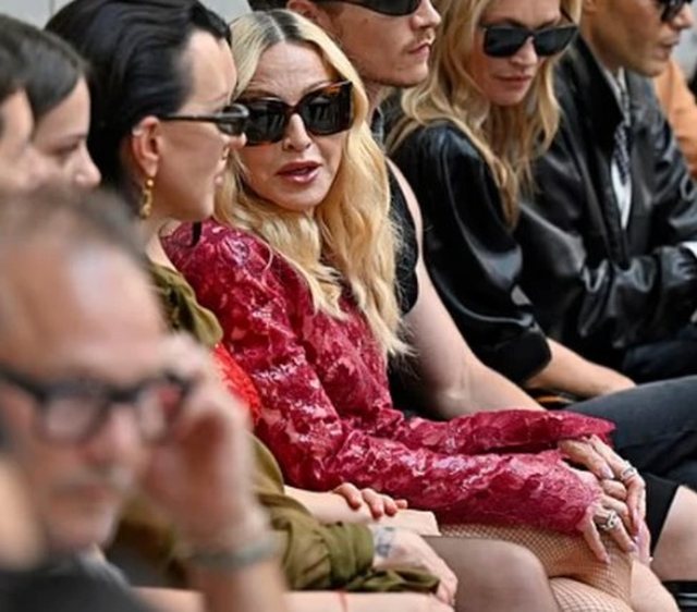 Madonna t&euml;rheq v&euml;mendjen me veshjen e saj n&euml; jav&euml;n e