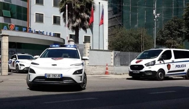 Bie n&euml; prangat e policis&euml; autori i tre plagosjeve me thik&euml;