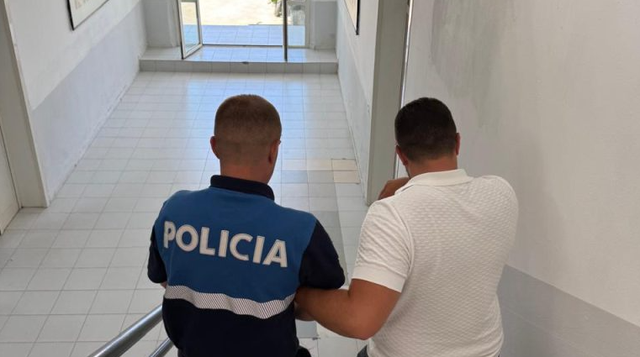 Kapet duke i dh&euml;n&euml; kokain&euml; t&euml; burgosurit, AMP arreston