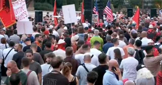 Dita e 26-t&euml; e protest&euml;s! Qytetar&euml;t vijojn&euml; revolt&euml;n e